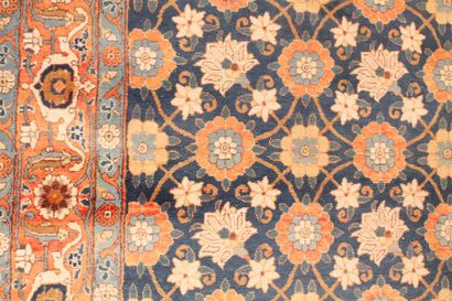 PERSE Tapis de style Moud à motifs floraux stylisés sur champ bleu, 223x151 cm env....