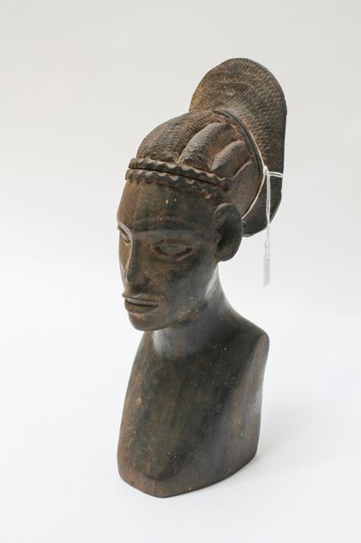 ART TRIBAL Buste sculpté d'une femme Mangbetu, h. 33,5 cm.