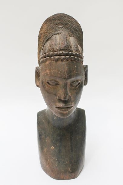ART TRIBAL Buste sculpté d'une femme Mangbetu, h. 33,5 cm.