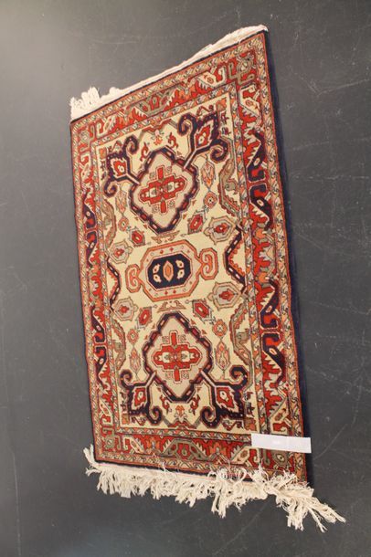 PERSE Trois tapis à motifs géométriques polychromes, 184x131 cm, 177x124 cm et 169x96...