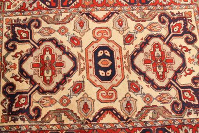 PERSE Trois tapis à motifs géométriques polychromes, 184x131 cm, 177x124 cm et 169x96...