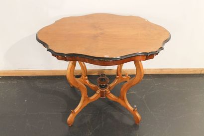 null Petite table ovale chantournée, fin XIXe, bois, 74,5x100x72 cm [légères alt...