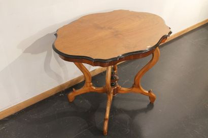null Petite table ovale chantournée, fin XIXe, bois, 74,5x100x72 cm [légères alt...
