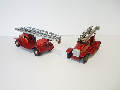 Deux voitures de pompiers en tôle rouge [usures...