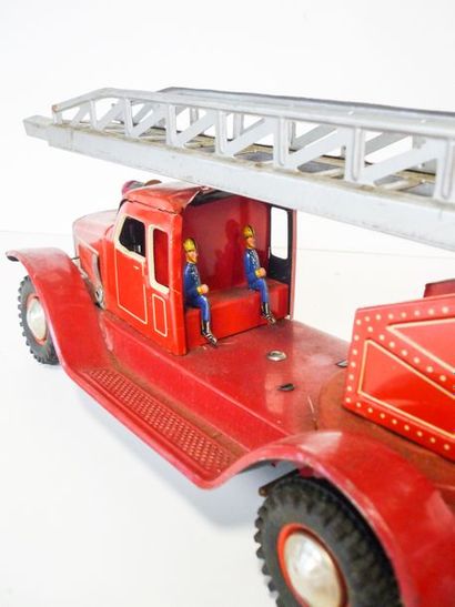 null Deux voitures de pompiers en tôle rouge [usures d'usage].