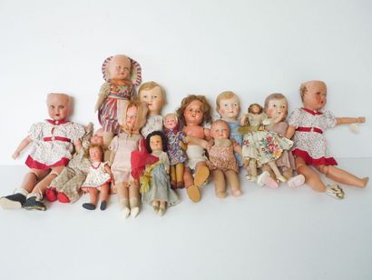 null VARIA, dix-sept poupées anciennes habillées [états divers].