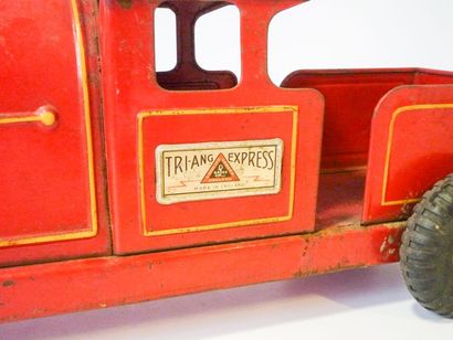 TRIANG EXPRESS - ENGLAND Locotracteur en tôle laquée, marqué [L. BROS LTD - LONDON],...