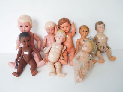null VARIA, quinze poupées anciennes dont huit déshabillées de marques diverses (UNICA,...