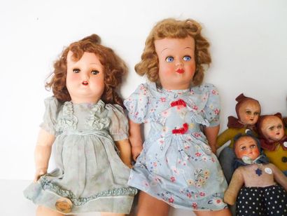 null Deux poupées :

- UNICA, habillée en composite, yeux bleus mobiles, bouche fermée,...