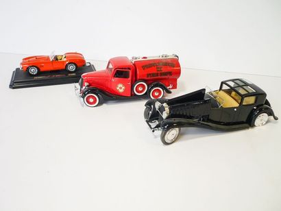 null Trois modèles réduits : BBURAGO, Ford AC Cobra 427 (1965), SOLIDO, Ford V8 et...