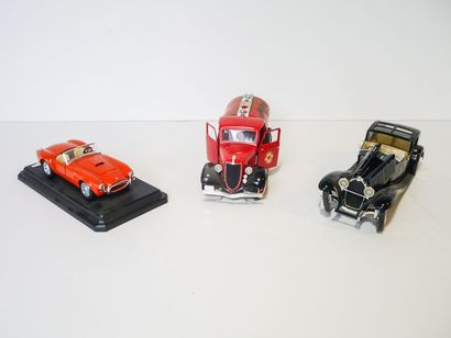 null Trois modèles réduits : BBURAGO, Ford AC Cobra 427 (1965), SOLIDO, Ford V8 et...