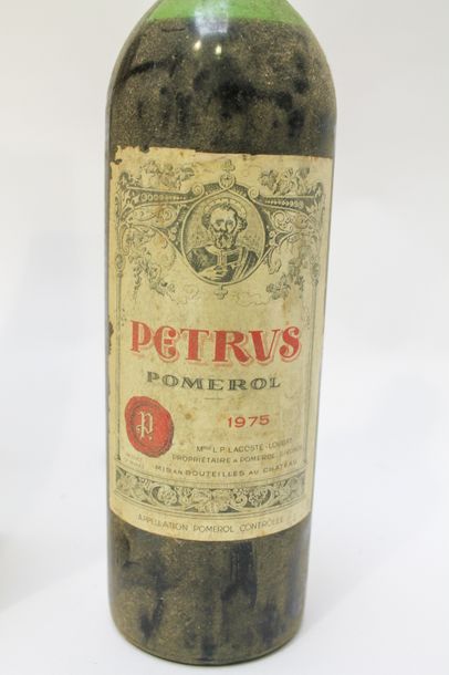 BORDEAUX (POMEROL) Rouge, Petrus 1975, une bouteille [mi-épaule, étiquette et capsule...