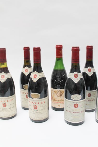 null BOURGOGNE, rouge, ensemble de treize bouteilles [altérations] :

- (POMMARD),...