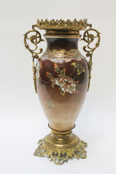 JAPON Vase en fuseau monté, décor floral polychrome et or, ère Meiji / circa 1900,...