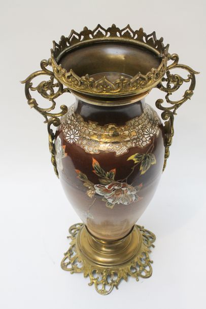 JAPON Vase en fuseau monté, décor floral polychrome et or, ère Meiji / circa 1900,...