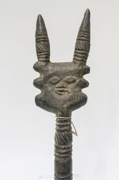 ART TRIBAL Sceptre Shango, Yoruba Nigeria, h. 45 cm [accidents et manques].