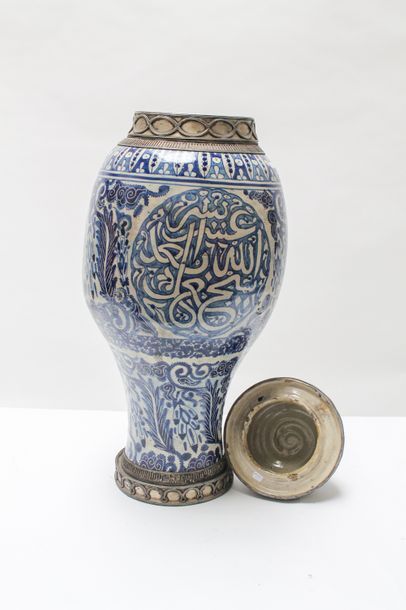 MAROC - FÈS Importante jarre couverte, décor dans le goût d'Iznik en camaïeu bleu...