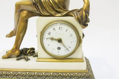 null Horloge de cheminée de style Louis XVI ornée d'une Vénus, fin XIXe, bronze doré...
