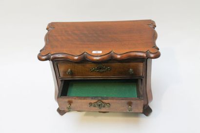 null Commode miniature formant boîte à bijoux ouvrant par trois tiroirs, XIXe, bois...