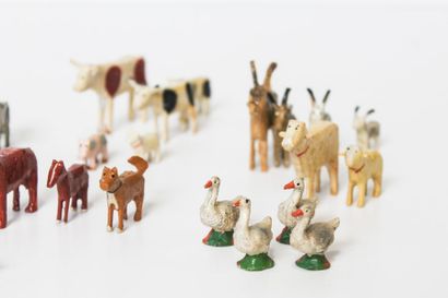 null Set de figurines de ferme en bois : vaches, moutons, canards, etc. [usures ...