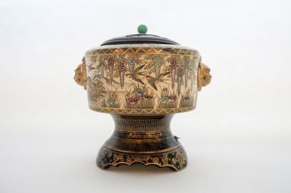 JAPON Pot-pourri orné de masques de taotie, décor naturaliste polychrome d'émaux...