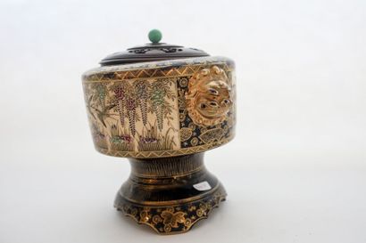 JAPON Pot-pourri orné de masques de taotie, décor naturaliste polychrome d'émaux...
