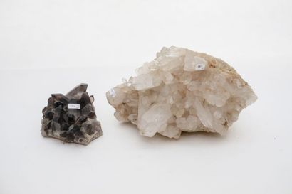 null Deux minéraux (quartz et quartz fumé), l. 28 cm et 15 cm.