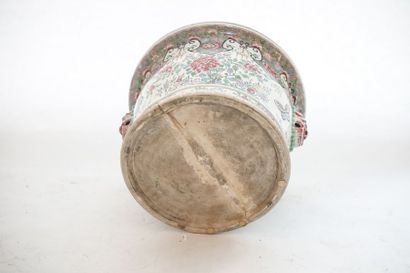 CHINE Important cache-pot orné de masques de taotie, décor à lambrequins de pivoines...