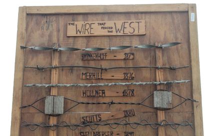 null "The Wire that Fenced the West", collection de barbelés, 94x52 cm.