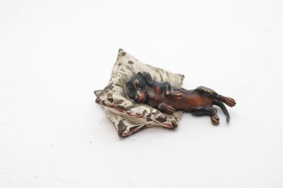 VIENNE "Sieste du teckel", fin XIXe, sujet en bronze polychromé, l. 9 cm [altéra...