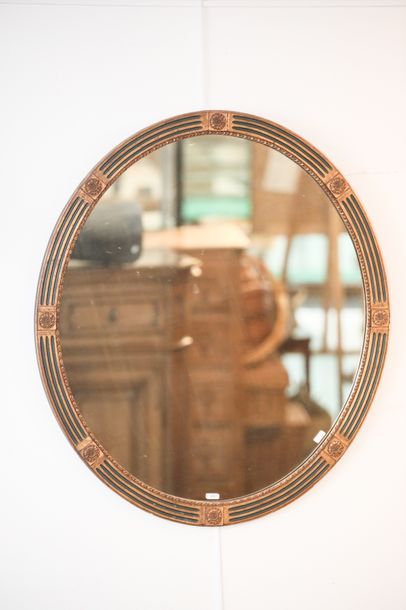 null Miroir ovale, début XXe, bois doré et laqué, 84x74 cm.