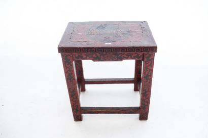 CHINE Petite table rectangulaire à décor de dragon et rinceaux, dynastie Qing / fin...