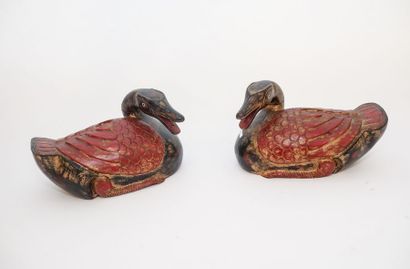 EXTRÊME-ORIENT Paire de canards, XXe, bois sculpté et laqué, l. 32 cm [usures].