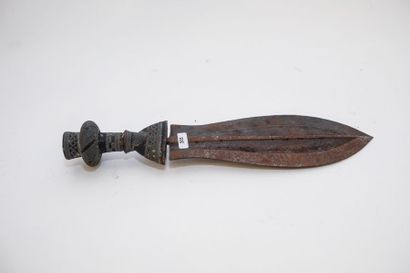 ART TRIBAL Couteau cérémoniel à manche incrusté, l. 33 cm [oxydation].
