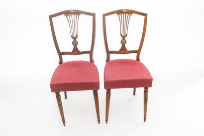 null Paire de chaises néoclassiques à dos ajouré en vase, XXe, bois verni, h. 99...