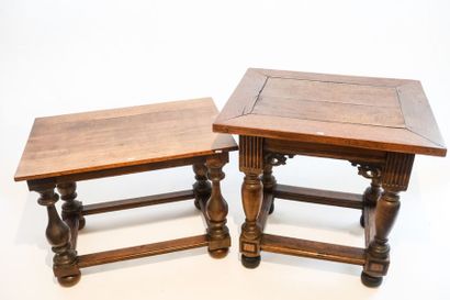null Cinq meubles, début XXe, bois [usures d'usage] :

- table à rabats, 77x100x130...