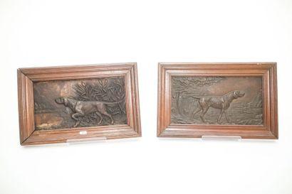 null "Chiens à l'affût", XXe, paire de bas-reliefs en pendants en bronze, 28x43,5...