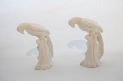 null Paire de perroquets, XXe, porcelaine, h. 26,5 cm [éclats].