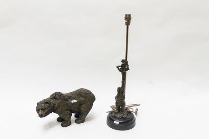 null Pied de lampe orné d'un ours avec son ourson, XXe, bronze patiné et métal laqué,...