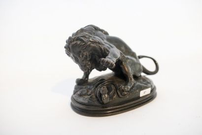 BARYE Antoine Louis (1796-1875) [d'après] "Lion attaquant un serpent", fin XIXe,...