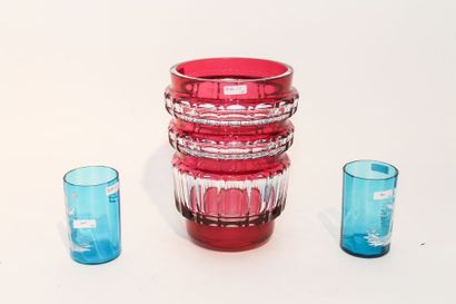 VAL-SAINT-LAMBERT Vase, XXe, cristal taillé doublé rubis, h. 21,5 cm ; on y joint...