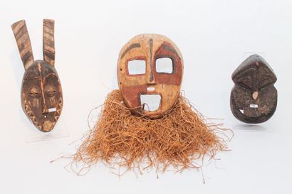 ART TRIBAL Trois masques, XXe, bois sculpté :

- simiesque soko mutu Hemba (Congo)...