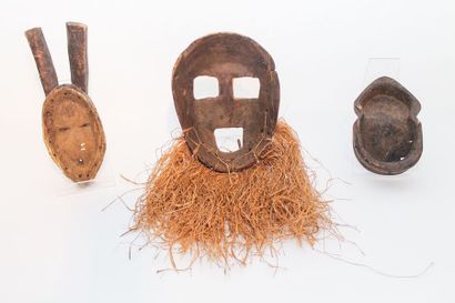 ART TRIBAL Trois masques, XXe, bois sculpté :

- simiesque soko mutu Hemba (Congo)...