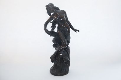 ECOLE FRANCAISE "Vénus anadyomène", début XXe, plâtre à patine foncée, h. 83 cm [petits...