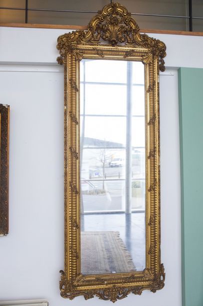 null Miroir monumental de style Régence, XXe, bois et stuc dorés, 250x95 cm [alt...