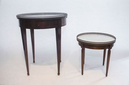 null Deux tables de salon en cabaret de style Louis XVI, la grande ouvrant par deux...