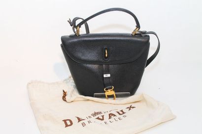 DELVAUX - BRUXELLES Sac à main en cuir noir grainé, marqué, avec housse, l. 33 c...