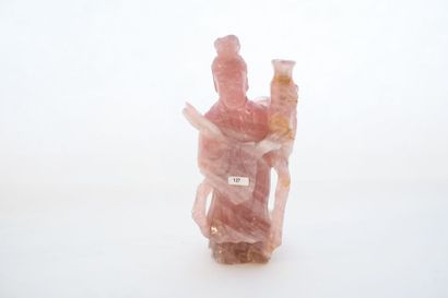 CHINE "Guanyin de l'Aspersion", XXe, quartz rose sculpté, h. 28,5 cm [petits accidents...