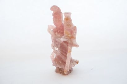 CHINE "Guanyin de l'Aspersion", XXe, quartz rose sculpté, h. 28,5 cm [petits accidents...