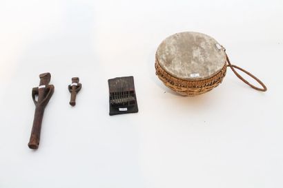 ART TRIBAL Instruments de musique, XXe, quatre pièces (un tambourin, un mbira et...